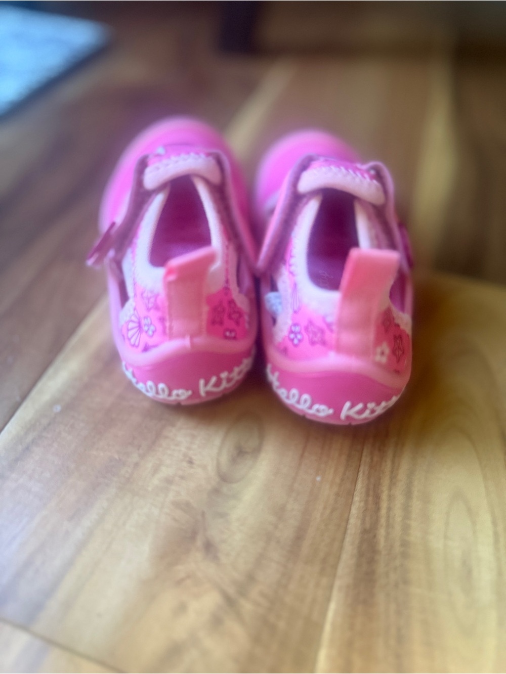 Hello Kitty Toddler Girls Water Shoe-Size 5/6 - Picture 3 of 7